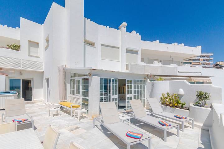 Apartamento entero, Apartamento de lujo con jacuzzi, vistas al mar, Wi-Fi y aire acondicionado in Marbella Centro, Marbella