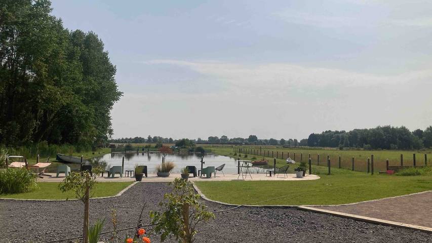 Location de vacances pour 4 personnes, avec balcon ainsi que jardin et vue sur le lac, adapté aux familles à Saint-Quentin-en-Tourmont