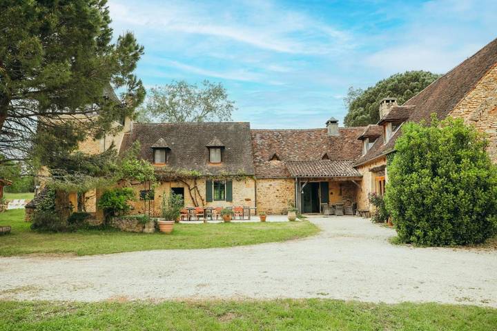 Location de vacances pour 29 personnes, avec piscine et jardin ainsi que jacuzzi et sauna à Journiac - 2