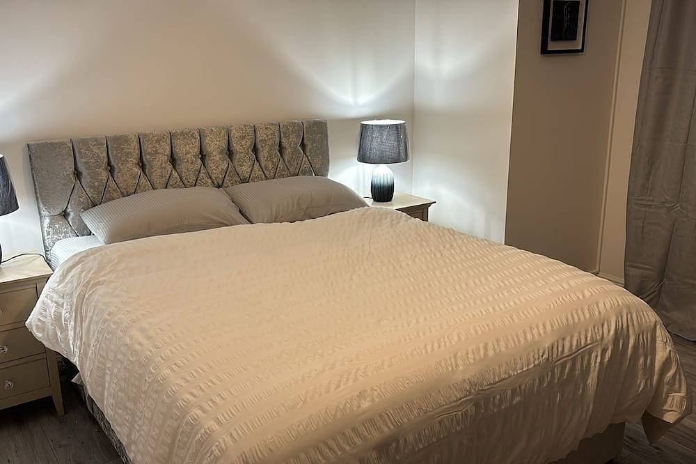 Ganze Wohnung, 2 bed (ensuite) garden apartment gated, close to Langley, Heathrow , Windsor in Iver, Colne Valley Park