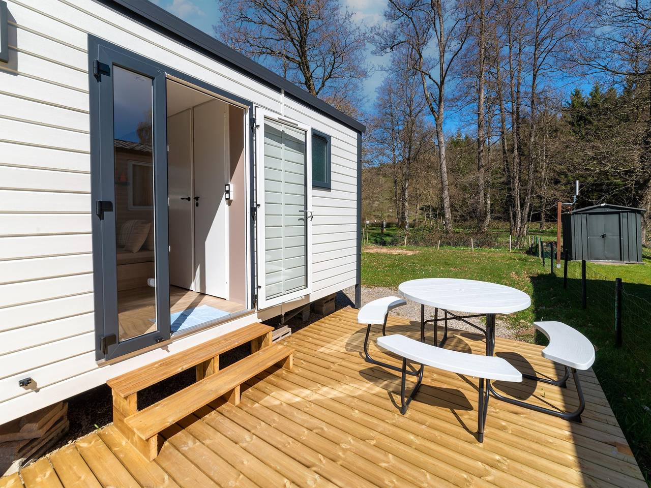 Luxe caravan in Érezée met terras in Amonines, Érezée