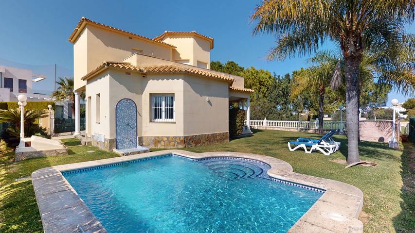 Villa für 5 Personen, mit Garten und Terrasse sowie Ausblick in Oliva