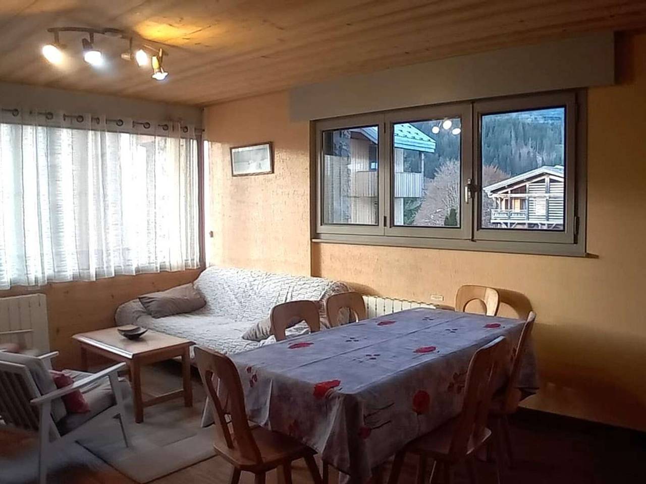 Entire apartment, Bright apartment Les Gets, 6 people, fireplace, closed garage, ski-in access in Les Gets, Les Portes du Soleil