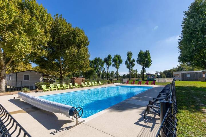 Location de vacances pour 5 personnes, avec Terrasse ainsi que Jardin et Piscine à Ambérieux-en-Dombes