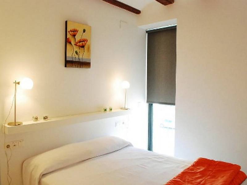 Entire apartment, Charming Valencia Apartment with Pool, Balcony & Close to City Center in Valencia City Centre, Valencia