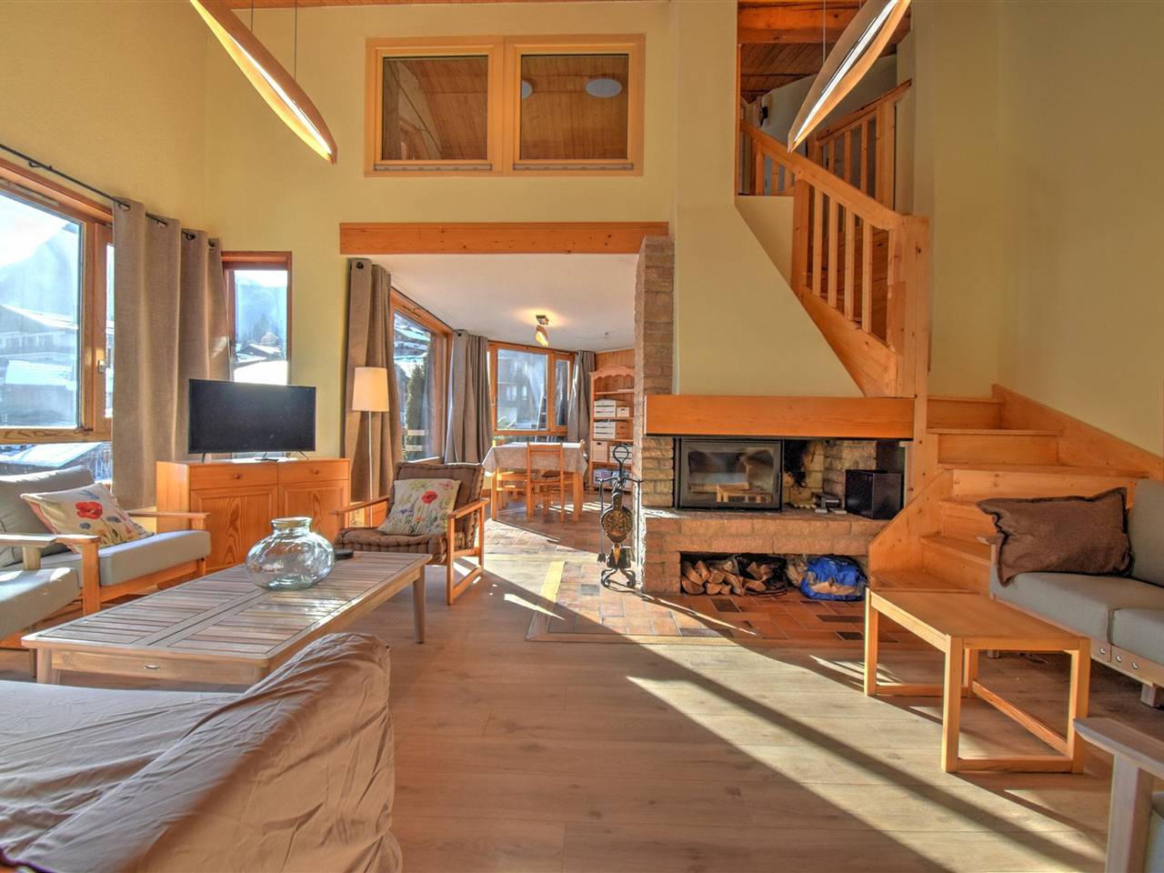 Entire apartment, 4-Bed Apt Near Center with Fireplace & Balcony in Morzine, Les Portes du Soleil