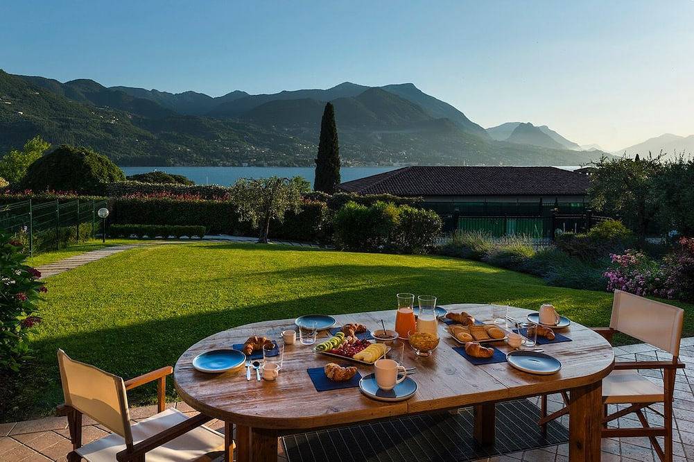 Villa avec jacuzzi dans le jardin à 100 mètres du lac idéal pour les familles in San Felice del Benaco, Montagnes autour du lac de Garde