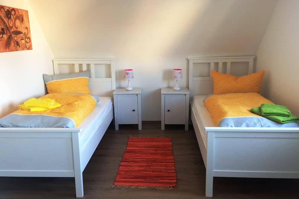 Entire apartment, Vacation apartment with 3 separate bedrooms! Subway connection! Free Wlan in Nuremberg, Franconia