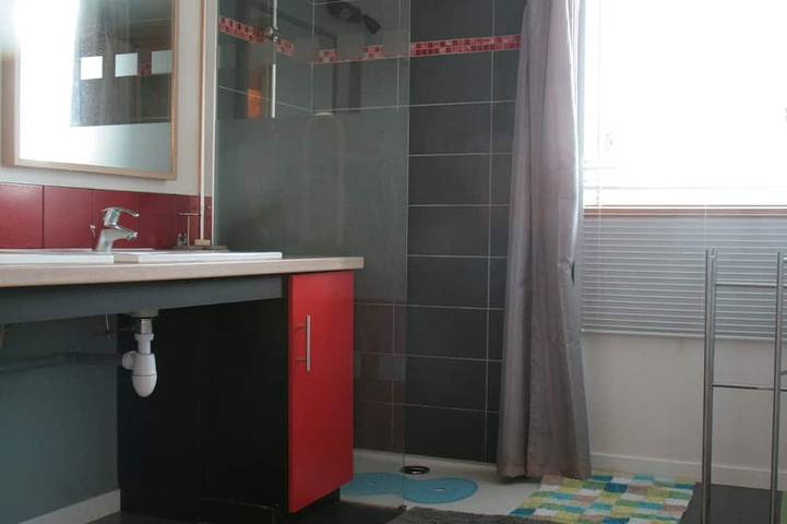 Gîte pour 8 personnes, avec jardin ainsi que piscine et terrasse à La Chapelle-aux-Filtzméens - 4