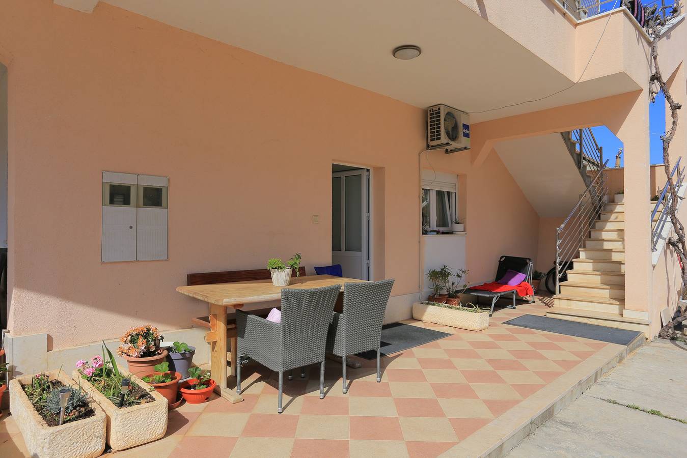 Ganze Wohnung, 1-Zimmer-Ferienwohnung mit Terrasse Seget Vranjica, Trogir A-17989-c in Seget Vranjica, Split-Dalmatien