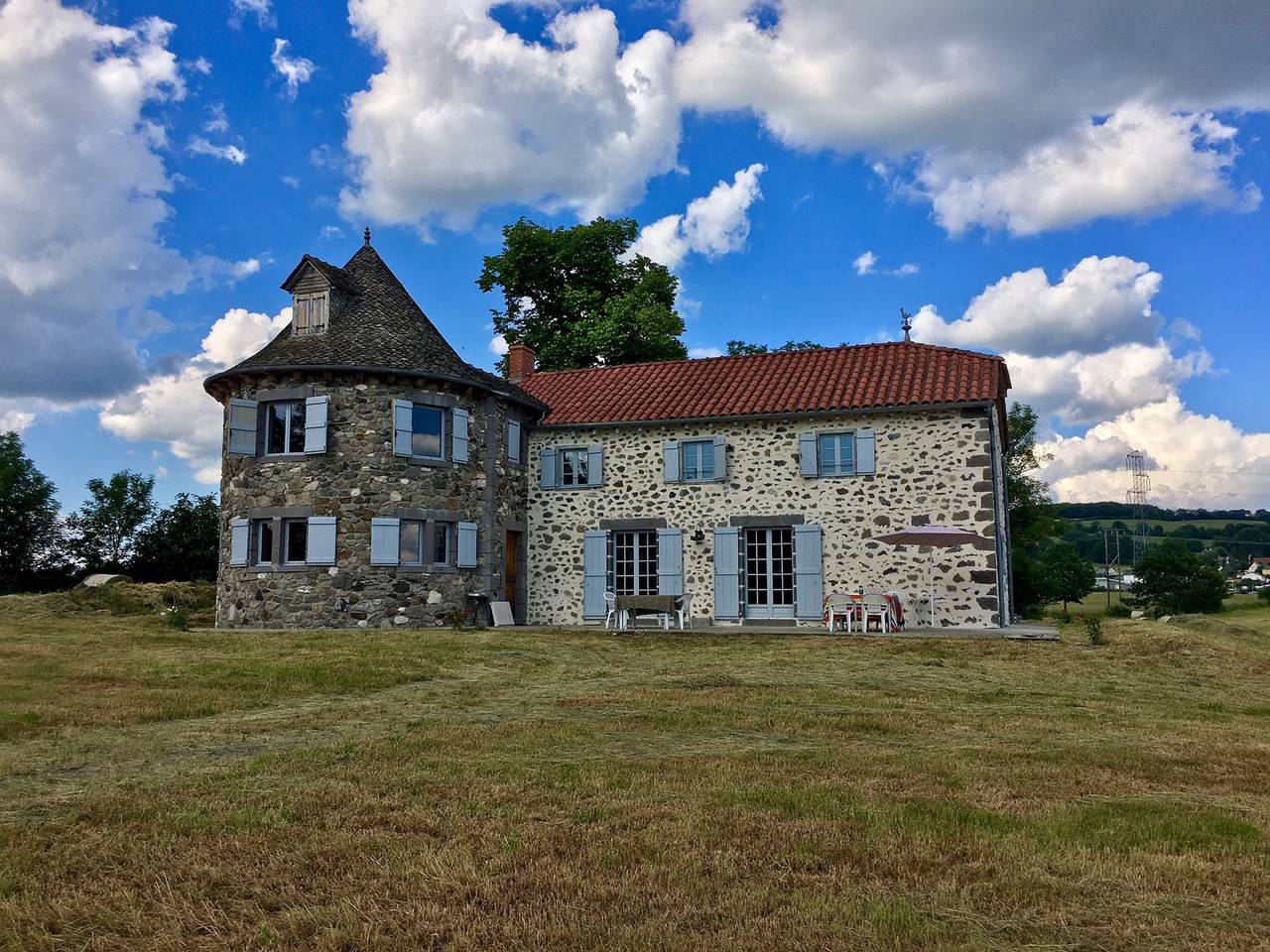Casa espaciosa con vista a la montaña en Naucelles in Aurillac, Región de Aurillac