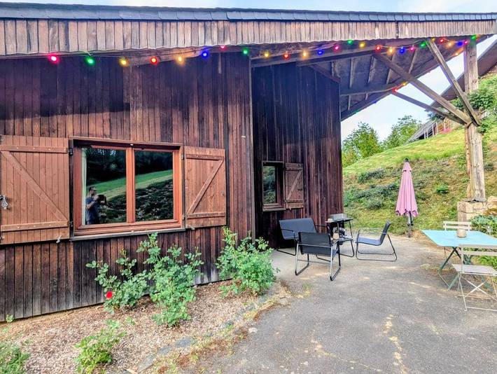 Location de vacances pour 3 personnes, avec jardin ainsi que terrasse et vue à Vigeois