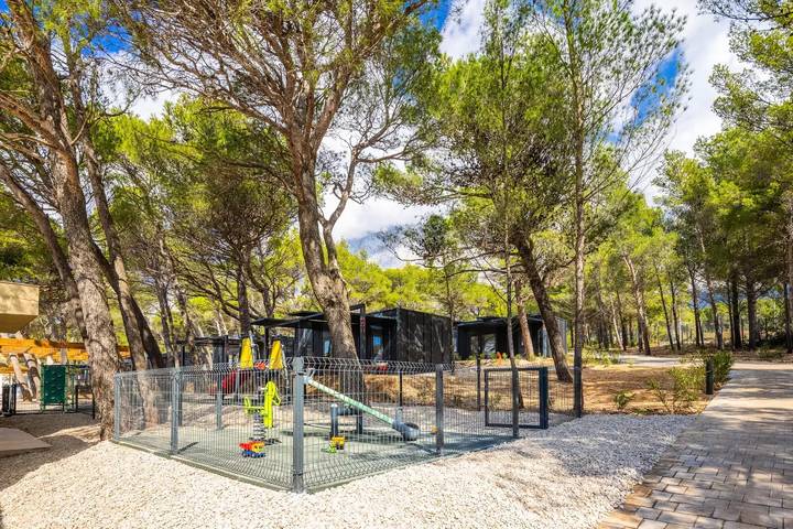 Camping pour 5 personnes, avec piscine ainsi que sauna et terrasse, animaux acceptés dans Split-Dalmatie
