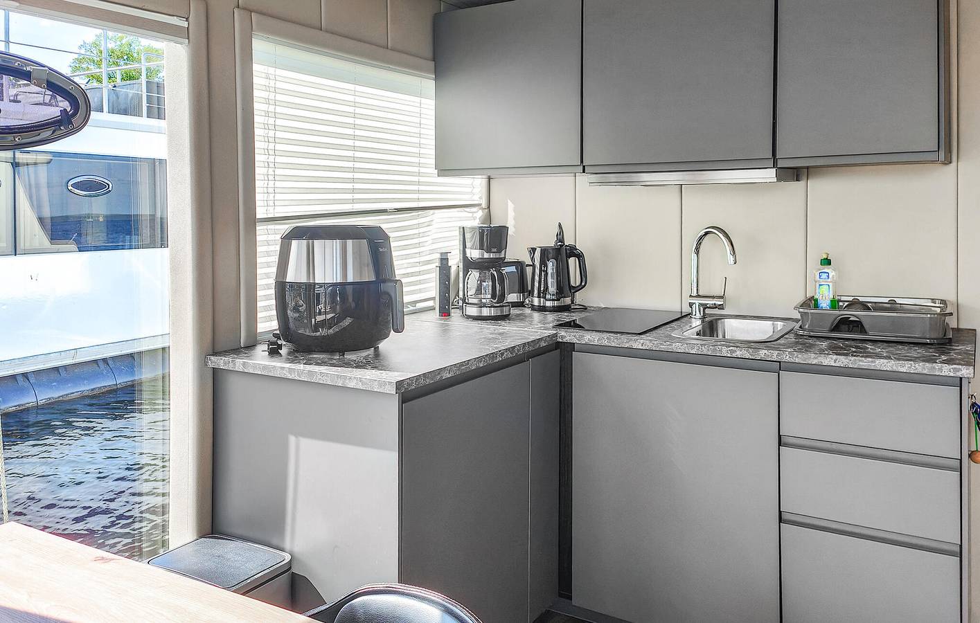 Seaside Houseboat with Terrace & WiFi, 400m to Beach in Röbel, Müritz