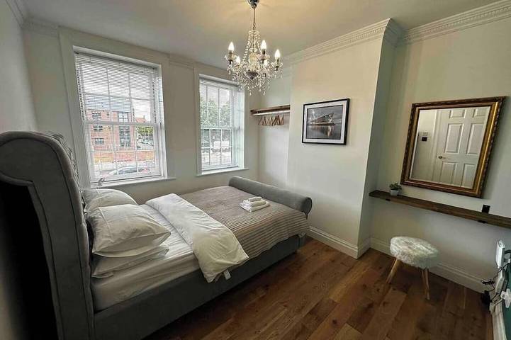 Historic Old Town Home with Views and free parking in Kingston-upon-Hull, Yorkshire and the Humber