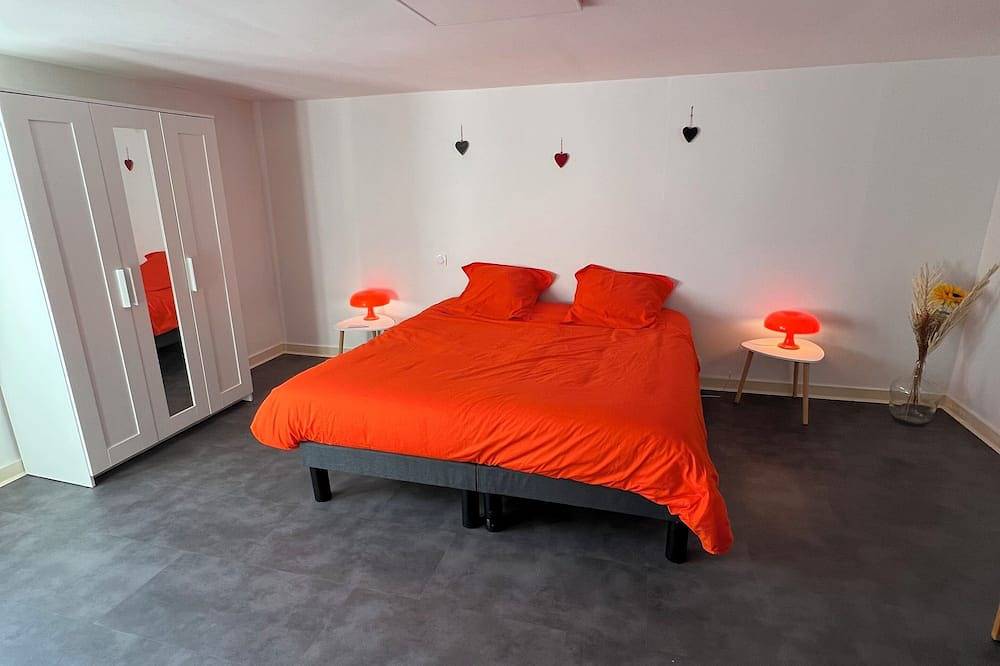 14 person vacation home with pool and spa 17 minutes from the beach in Tréméven, Quimper region