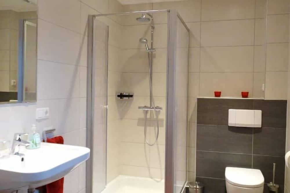 Ganze Wohnung, Gemütliche Ferienwohnung mit möblierter Terrasse und Zugang zum Garten in Plößberg, Ostbayern