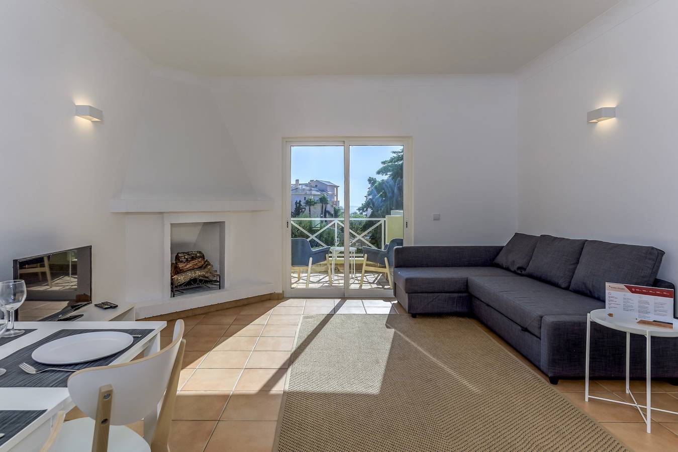Entire apartment, Holiday apartment for 5 people with terrace in Praia da Luz, Faro District