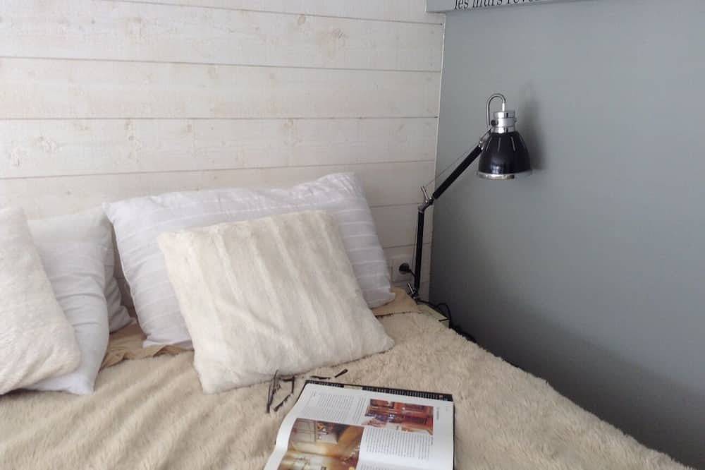 Ganze Wohnung, Luxurious waterfront studio (3 meters from the pond) - unique location in Mèze, Côte d'Améthyste