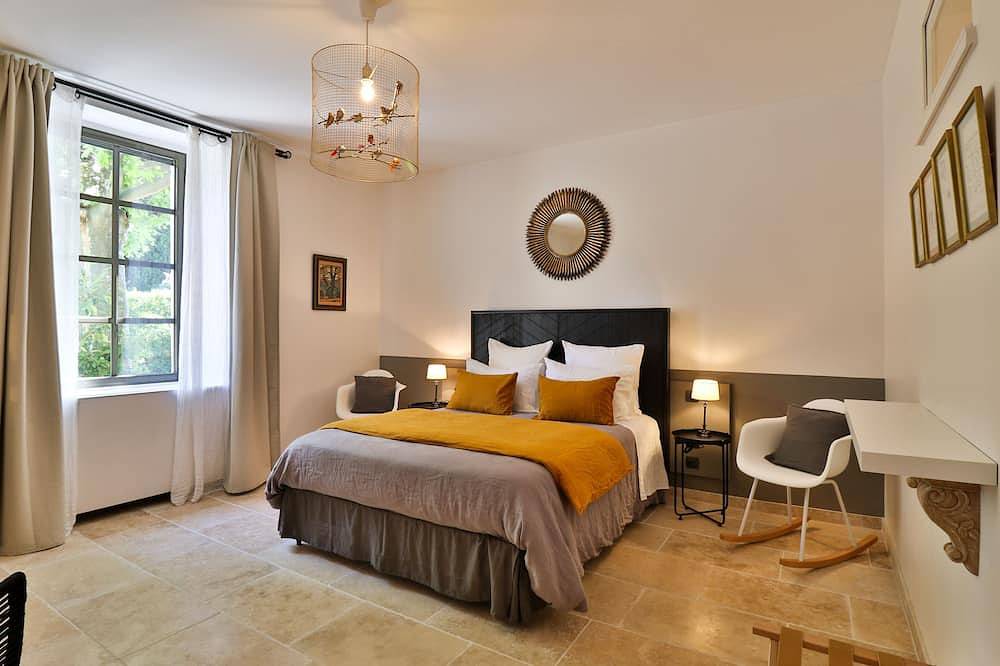 Full of character, standing, Swimming Pool, large Garden, Quiet Charm & Beauty in Avignon, Vaucluse