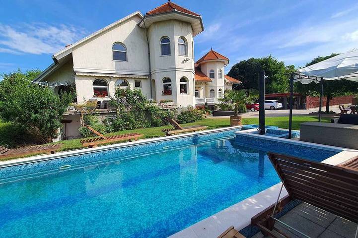 Ferienhaus für 8 Personen, mit Sauna und Balkon sowie Pool und Garten in Siofok