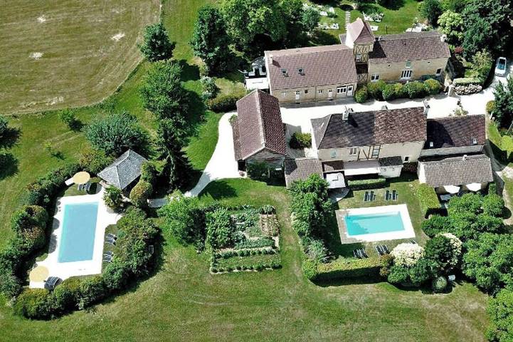 Gîte pour 4 personnes, avec terrasse ainsi que piscine et jardin à Sarlat-la-Canéda