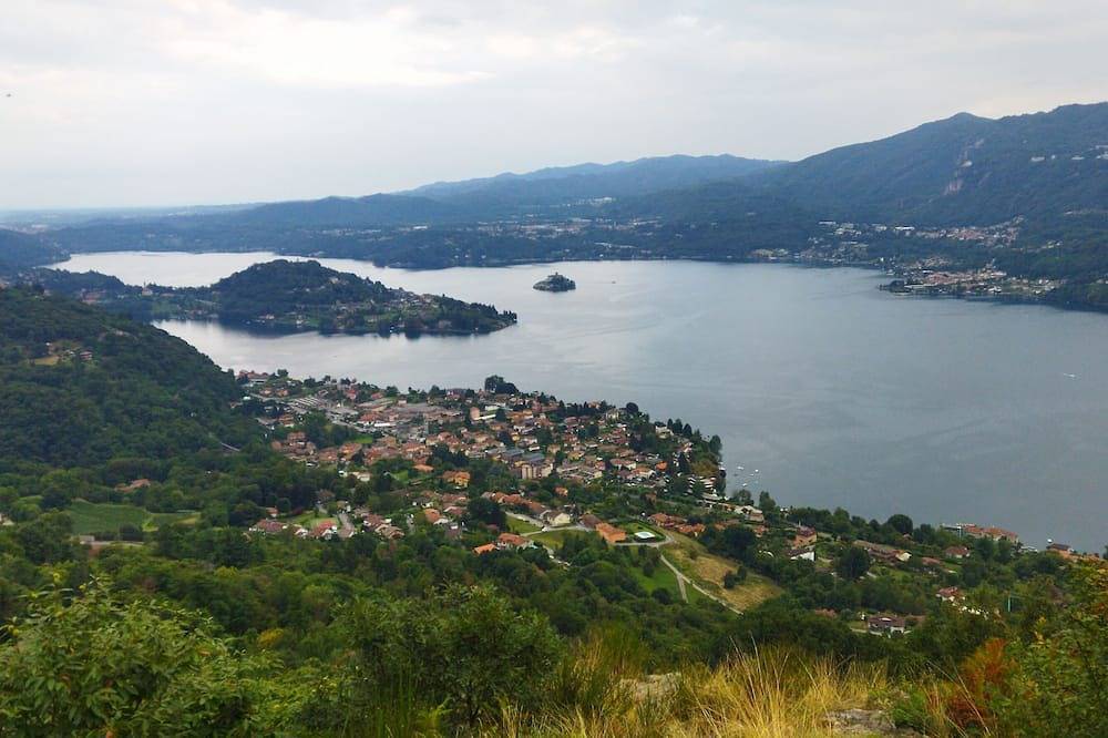 Spacious accommodation a stone's throw from Lake Orta in Pettenasco, Gemeente Pettenasco