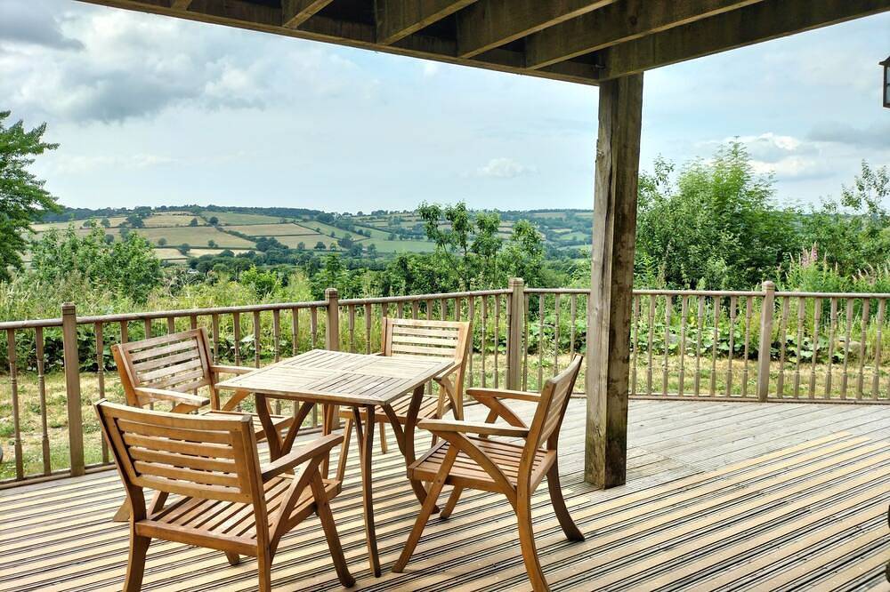 A charming ground-floor cottage with scenic valley views in Ceredigion