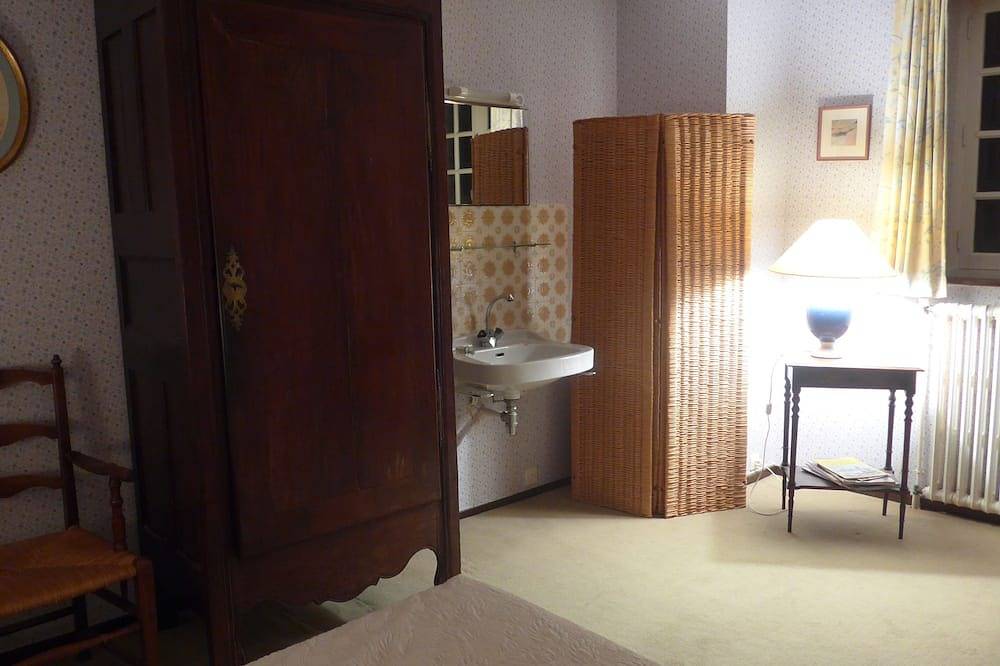 Grande maison familiale, au calme, proche des plages. in Matignon, Région de Dinan