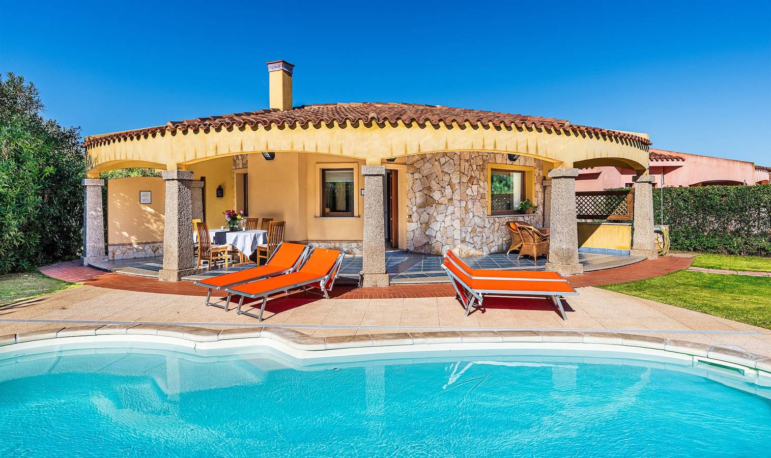 Villa 'Levante' met Privézwembad, Wi-Fi en Airconditioning in Costa Rei, Muravera