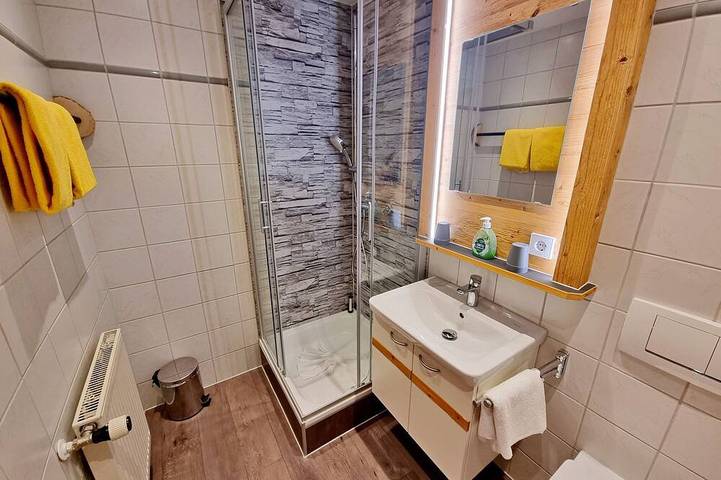 Ferienwohnung für 10 Personen, mit Whirlpool und Sauna sowie Garten in Jungholz