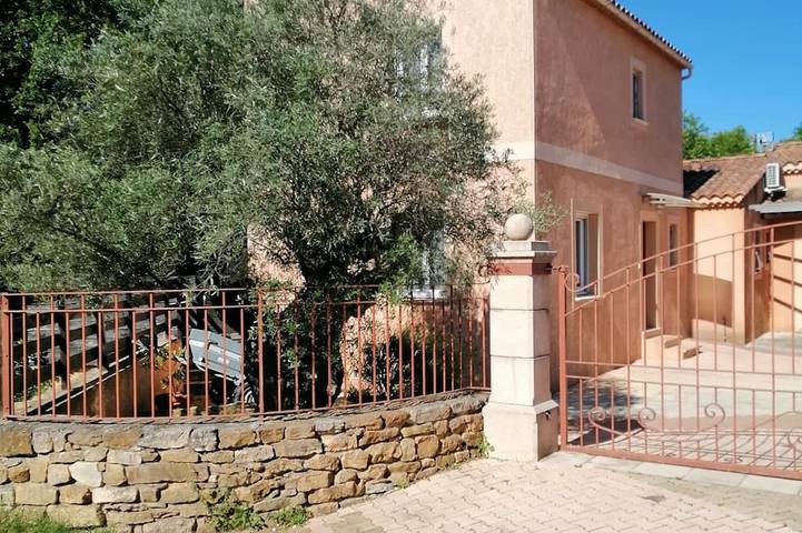 Location de vacances pour 6 personnes, avec Jacuzzi à Saint-Christol-de-Rodières