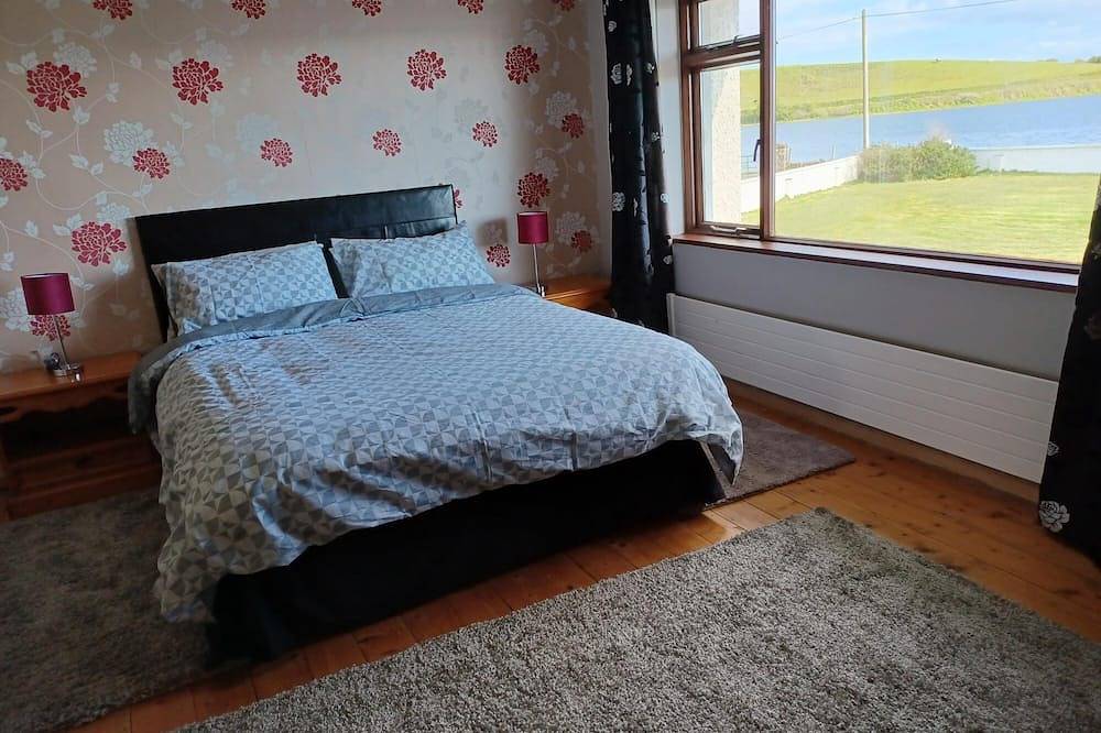 Spacious shore-side bungalow in an exclusive and historic location in Irland