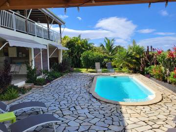 Gîte pour 2 personnes, avec piscine ainsi que terrasse et jardin à Sainte-Rose
