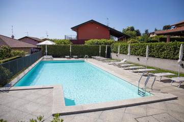 Gîte pour 5 personnes, avec vue et vue sur le lac ainsi que jardin et piscine dans Massino Visconti