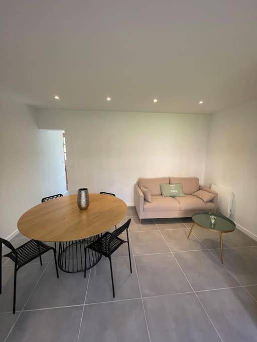 Two-Bedroom House in Vaux-sur-Seine, Yvelines