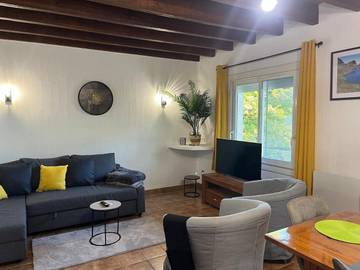 Gîte pour 6 personnes, avec vue et terrasse à Labroquère