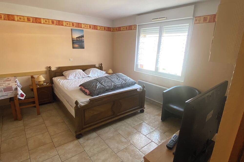 Entire apartment, First-floor studio 700 metres from the spa in Saint-Amand-les-Eaux, Valenciennes region