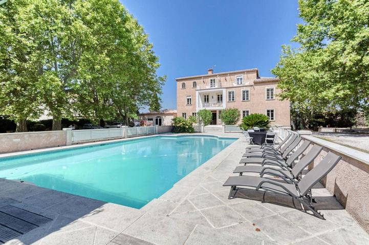 Hôtel pour 2 personnes, avec Terrasse ainsi que Jardin et Piscine à Gignac-la-Nerthe