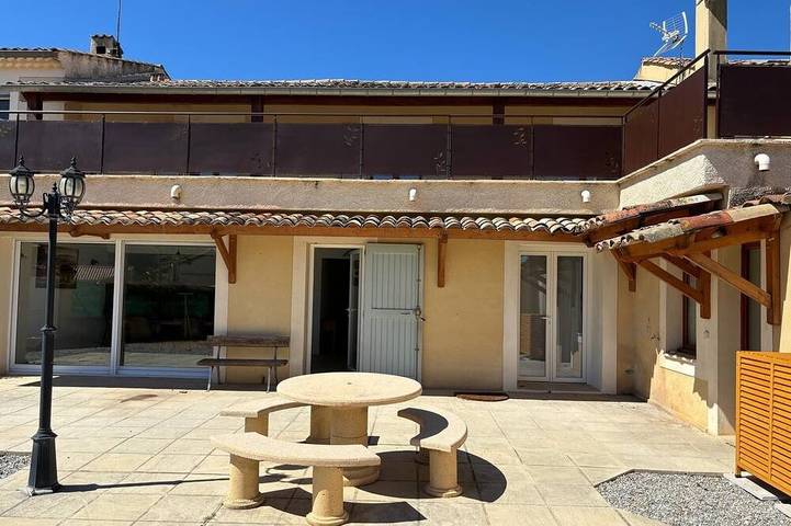 Location de vacances pour 8 personnes dans Office De Tourisme De Greoux Les Bains