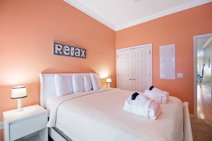 Vacation rental for 6 people, with pool and balcony in Folly Beach