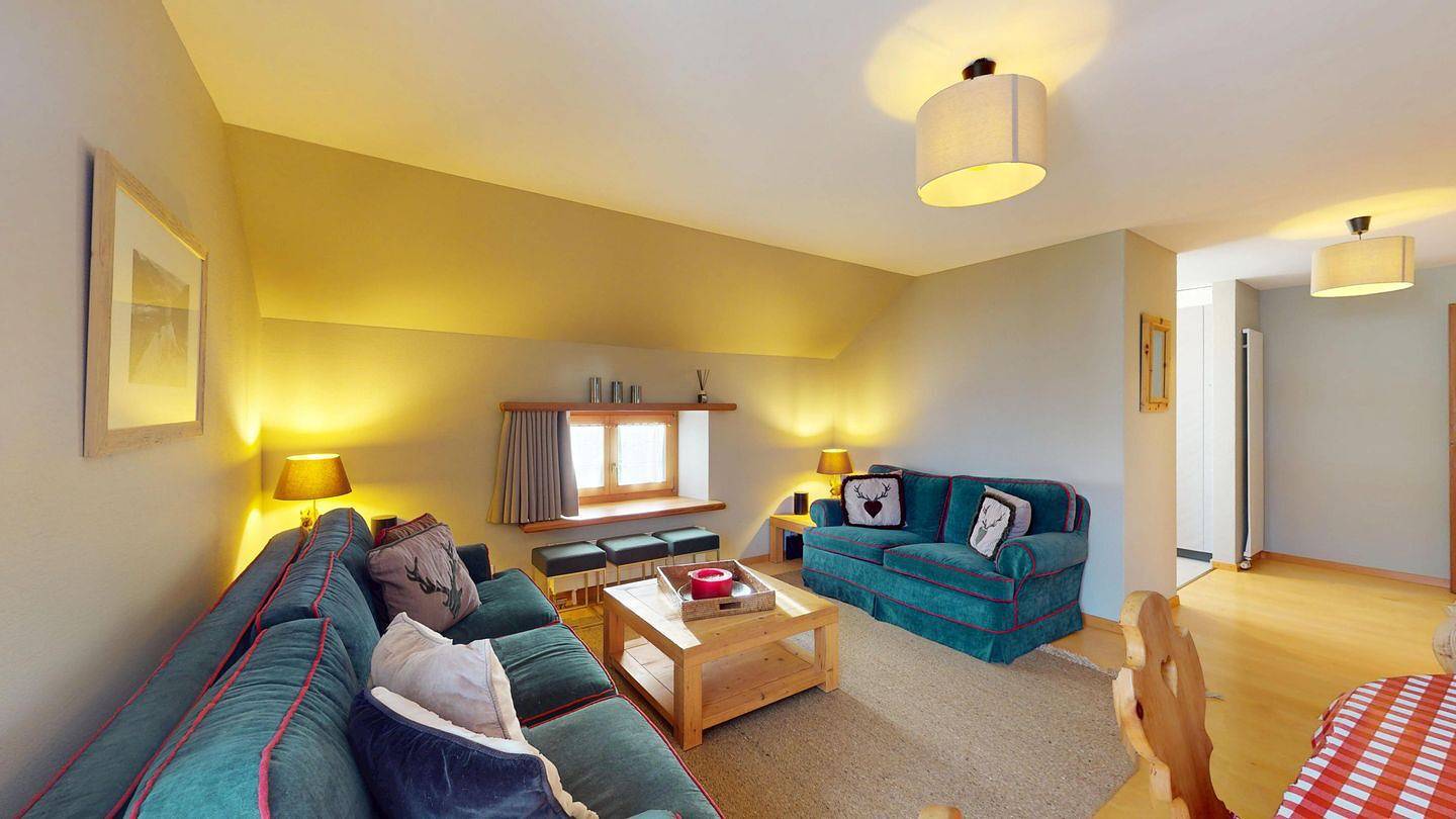 Ganze Wohnung, Geräumige Ferienwohnung in Champfèr mit Balkon und Bergblick für 6 Gäste in St. Moritz, Sankt Moritz