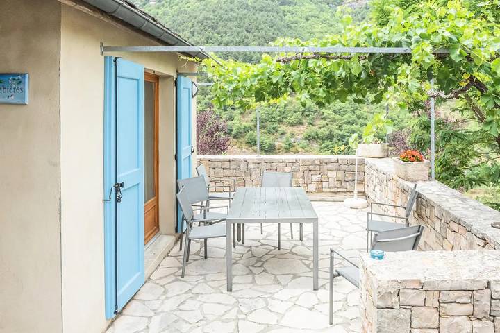Gîte pour 6 personnes, avec terrasse et piscine à Les Vignes