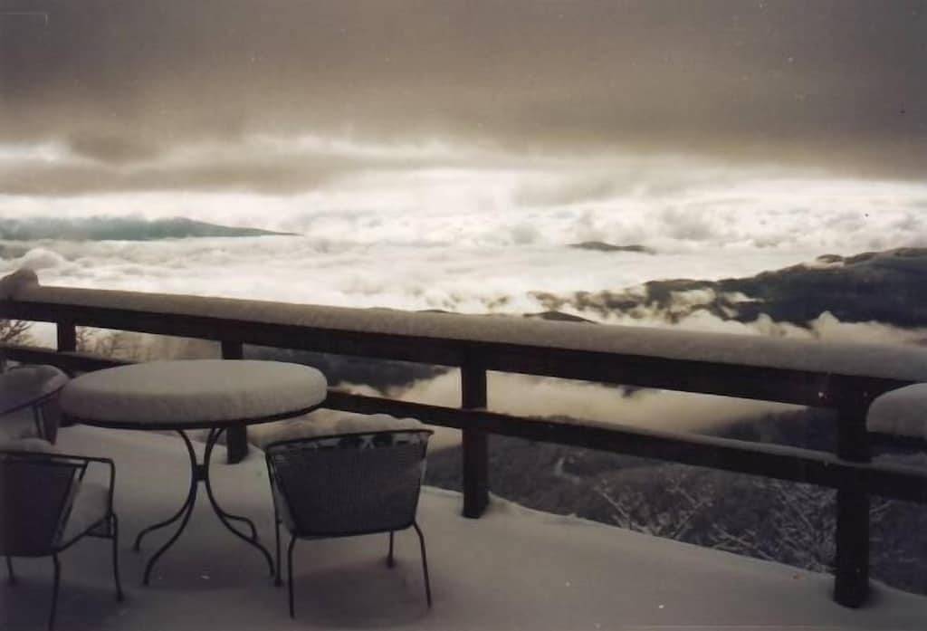 Gedenkwochenspecial !! Die Barschhütte mit Whirlpool und Panoramablick ist grasbewachsen in Blue Ridge Parkway, Little Switzerland