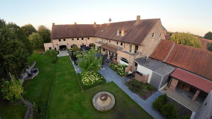 Hôtel pour 4 personnes, avec Terrasse ainsi que Jardin et Vue à Celles (Hainaut)