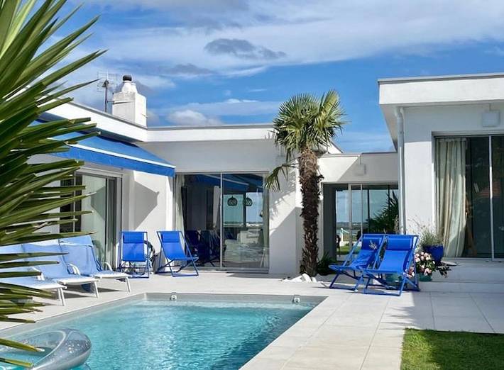 Location de vacances pour 8 personnes, avec vue ainsi que jardin et piscine dans Claouey - 2