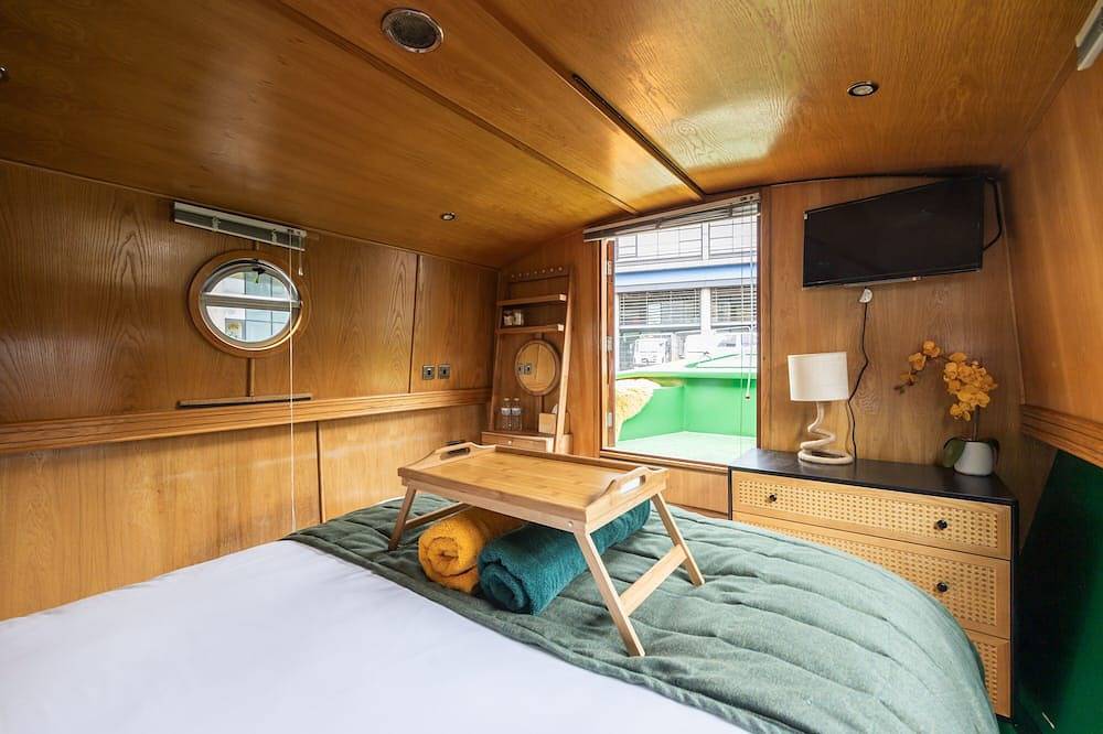 4* Luxury floating wide beam houseboat moored in Edinburgh city center. in Edinburgh, Edinburgh and Lothian