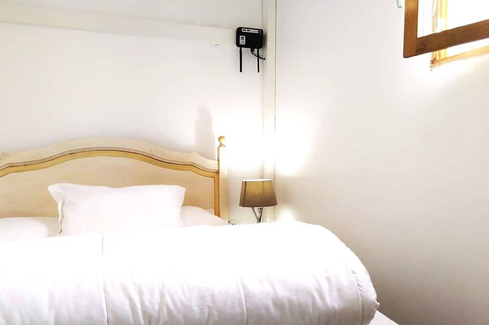 Entire apartment, 180 m from the beach, air-conditioned, dishwasher, induction, refurbished in Saintes-Maries-de-la-Mer, Mediterranean Coast (France)