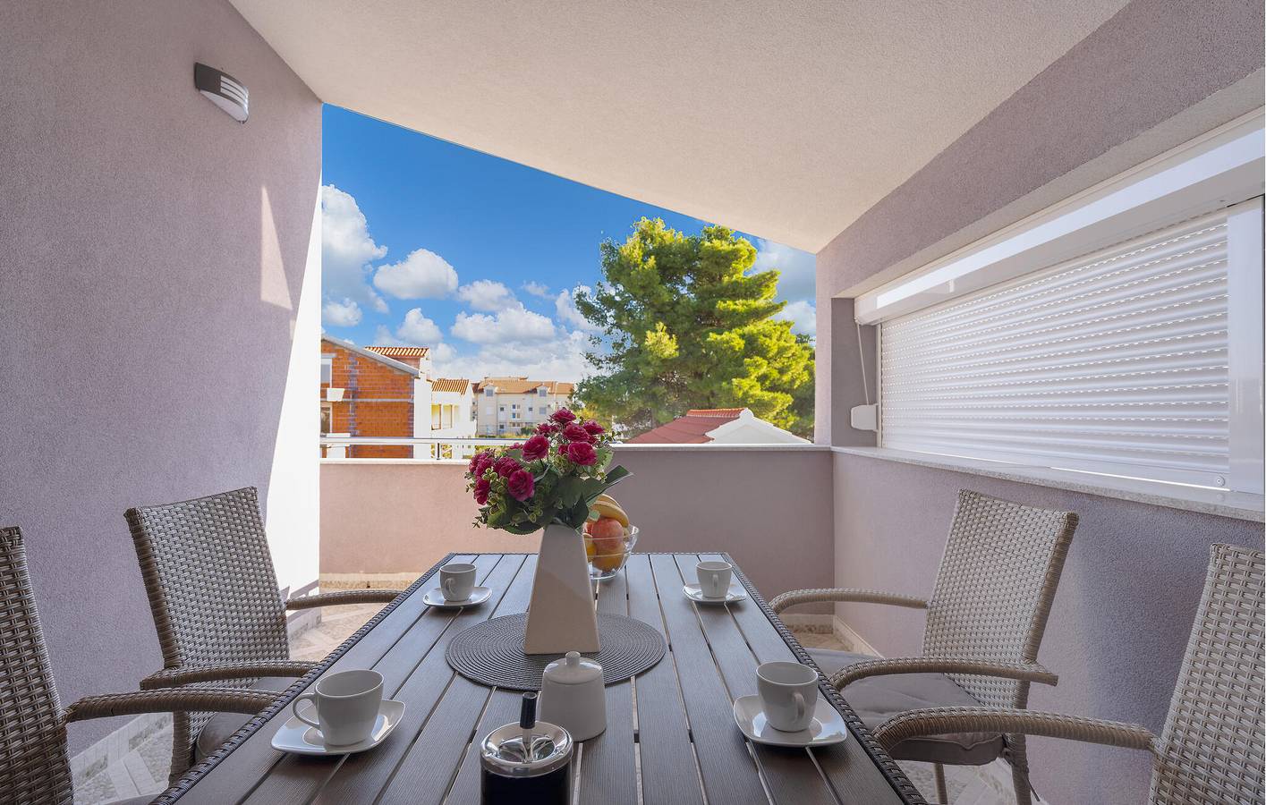 Ganze Ferienwohnung, Appartement am Strand mit WiFi, AC, Parkplatz und Terrasse in Vodice, Šibenik-Knin