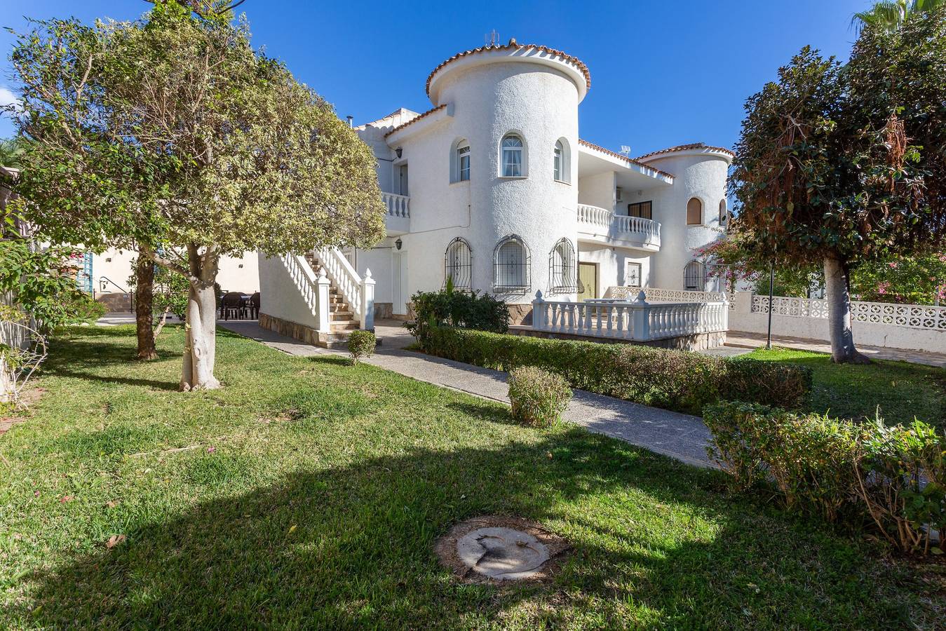 "Villa de 5 dormitorios con piscina privada y jardín" cerca del mar con piscina y Wi-Fi in Centro La Zenia, Orihuela